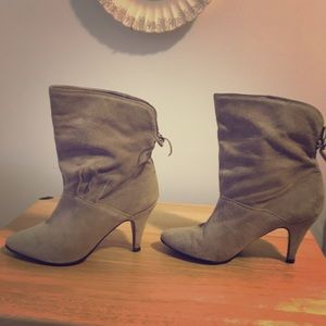 Beautiful taupe 80s suede boots! Size 6